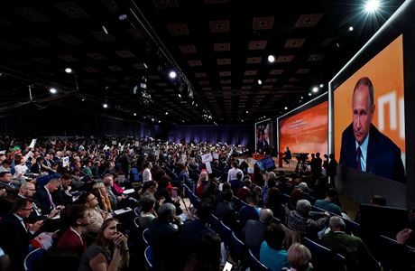 Tisková konference v Moskv. Putin potvrdil kandidaturu na ruského prezidenta....