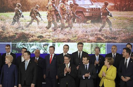 Evroptí lídi na summitu v Bruselu.