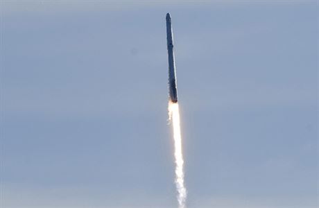 Nkladn lo Dragon americk spolenosti SpaceX v nedli po dvoudennm letu...
