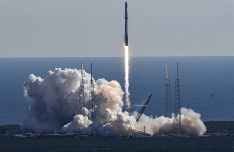 Na obnou dráhu kolem Zem ho vynesla raketa Falcon 9, patící rovn soukromé...