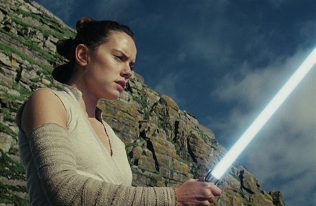 Daisy Ridleyová jako Rey. Star Wars: Poslední z Jedi.
