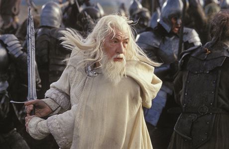 Gandalf Bl (Ian McKellen) v boji. snmek Pn prsten: nvrat krle (2003).