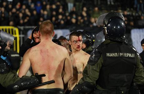 Policie zadruje fanouky ve stedením blehradském derby Partizan - Crvena...