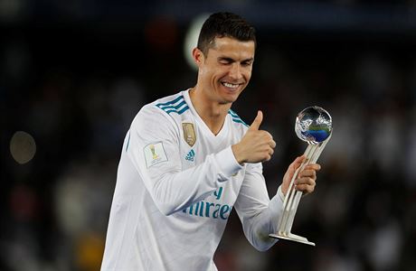 Cristiano Ronaldo s trofej pro vtze Mistrovstv svta klub.