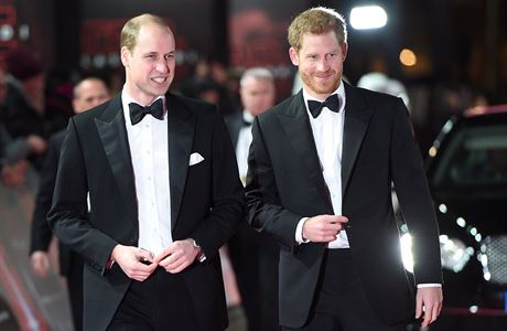 Britt princov William a Harry na premie novho dlu Hvzdnch vlek.