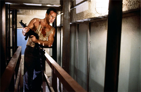 Newyorsk policista John McClane pijd do Los Angeles na Vnoce za svou...