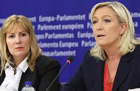 Britská europoslankyn Janice Atkinsonová (vlevo), francouzská politika Marine...