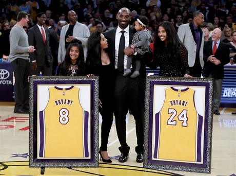 Kobe Bryant pi slavnostním ceremoniálu, kdy byly ke stropu Staples Center...