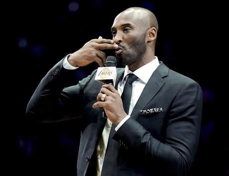 Kobe Bryant pi slavnostním ceremoniálu, kdy byly ke stropu Staples Center...