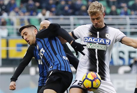 Matias Vecino (vlevo) z Interu Milán v souboji s �eským zálo�níkem Udinese...