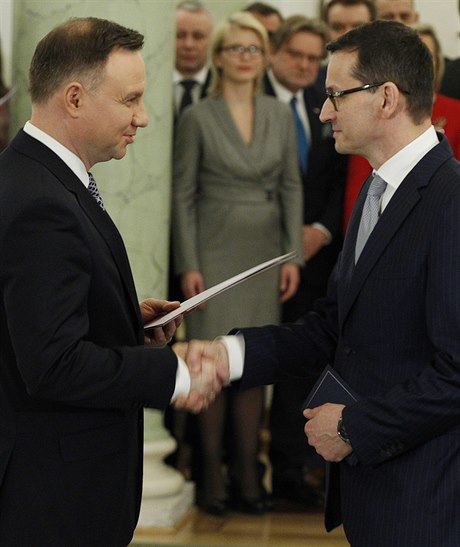 Polský prezident Andrzej Duda (vlevo) v pondlí jmenoval novou vládu s...