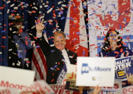 Ve volbách do Senátu USA v Alabamě zvítězil demokrat Doug Jones.