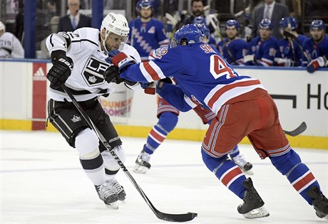 Slovák Marian Gaborik (12) nastoupil do 1000. zápasu v základní ásti NHL.