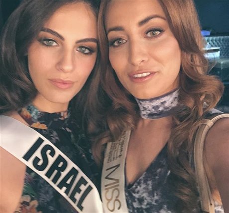 Miss Iráku a Izraele na spolené selfie fotce.