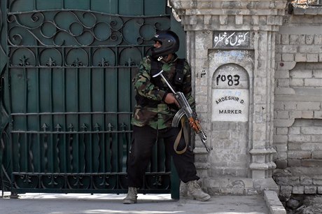 Policista hlídá kostel po sebevraedném útoku v pákistánské Kvét.