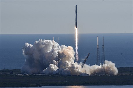 Na oběžnou dráhu kolem Země ho vynesla raketa Falcon 9, patřící rovněž soukromé...