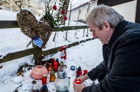 Lidé zapalovali 18. prosince 2017 svíky u chalupy na Hrádeku na Trutnovsku,...