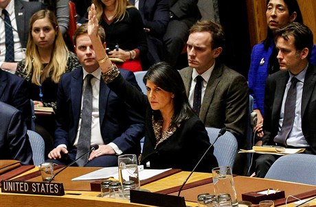 Americká velvyslankyn pi OSN Nikki Haleyová pi hlasování o rezoluci.