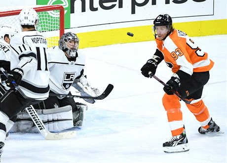 Jonathan Quick (32) a Jakub Voracek (93) sledují puk