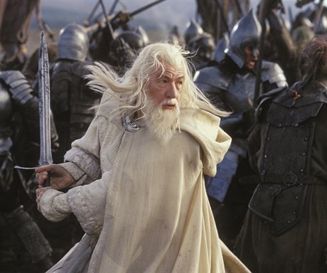 Gandalf Bílý (Ian McKellen) v boji. snímek Pán prsten: návrat krále (2003).