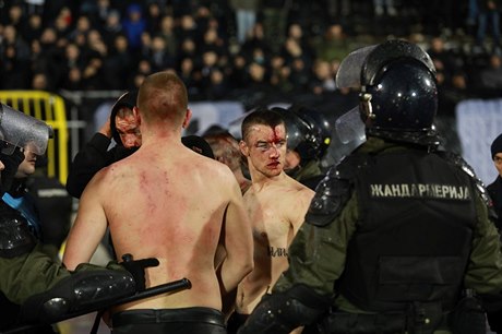 Policie zadruje fanouky ve stedením blehradském derby Partizan - Crvena...