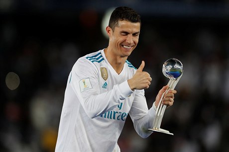 Cristiano Ronaldo s trofejí pro vítze Mistrovství svta klub.