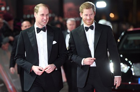 Britští princové William a Harry na premiéře nového dílu Hvězdných válek.
