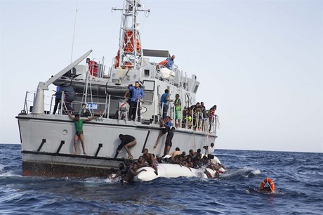 Libyjská lo patící pobení hlídce málem potopila celý lun.