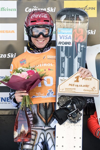 Ester Ledecká opět ovládla paralelní snowboarding.