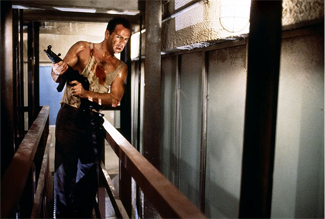 Newyorský policista John McClane přijíždí do Los Angeles na Vánoce za svou...