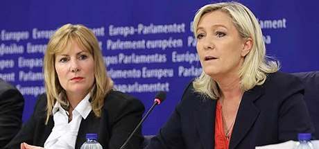 Britská europoslankyn Janice Atkinsonová (vlevo), francouzská politika Marine...