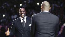 Kobe Bryant pi slavnostnm ceremonilu, kdy byly ke stropu Staples Center...