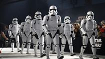 Pchodem stormtrooper, elitnch jednotek v ervench uniformch, robot a...