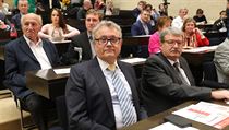 V poped bval ministi Klausovch vld Vladimr Dlouh (vlevo) a Jindich...