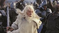 Gandalf Bl (Ian McKellen) v boji. snmek Pn prsten: nvrat krle (2003).