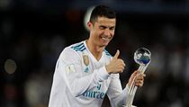 Cristiano Ronaldo s trofejí pro vítěze Mistrovství světa klubů.