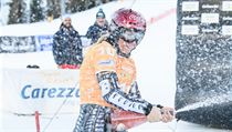 Ester Ledecká slaví vítězství v úvodním závodě SP ve snowboardu.