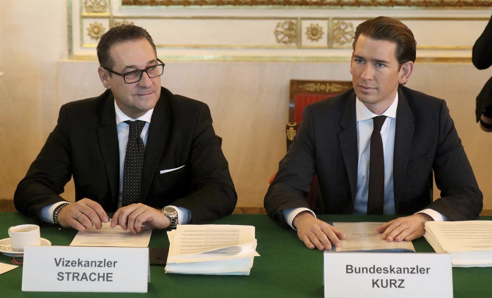 Rakouský kancléř Kurz (ÖVP) a vícekancléř Strache (FPÖ).