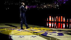 Kobe Bryant pi slavnostním ceremoniálu, kdy byly ke stropu Staples Center...