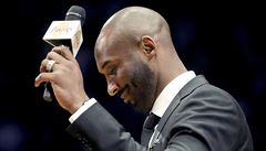 Kobe Bryant pi slavnostním ceremoniálu, kdy byly ke stropu Staples Center...