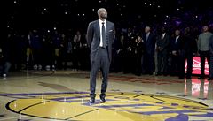 Kobe Bryant pi slavnostním ceremoniálu, kdy byly ke stropu Staples Center...