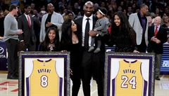 Kobe Bryant pi slavnostním ceremoniálu, kdy byly ke stropu Staples Center...