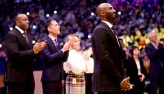 Kobe Bryant pi slavnostním ceremoniálu, kdy byly ke stropu Staples Center...
