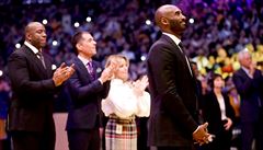 Kobe Bryant pi slavnostním ceremoniálu, kdy byly ke stropu Staples Center...