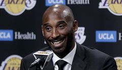 Kobe Bryant pi tiskové konferenci po slavnostním ceremoniálu, kdy byly ke...