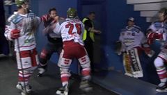 VIDEO: Hokejist se servali ve chvli, kdy jeden chtl dlat pestvkov rozhovor