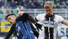 Matias Vecino (vlevo) z Interu Milán v souboji s eským záloníkem Udinese...