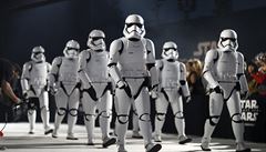 Píchodem stormtrooper, elitních jednotek v ervených uniformách, robot a...