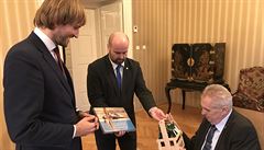 Adam Vojtch pi setkání s prezidentem Miloem Zemanem.