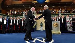 Barry C. Barish pebírá Nobelovu cenu za fyziku od védského krále Carla...